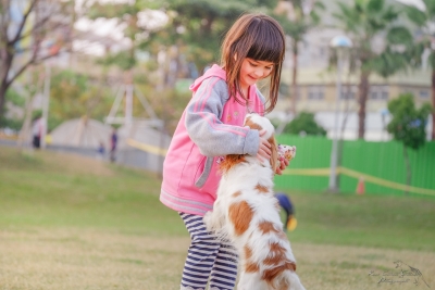 Dziewczynka bawiąca się z psem